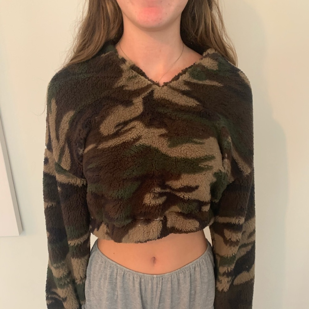 NWT Zaful fuzzy camo crop hoodie